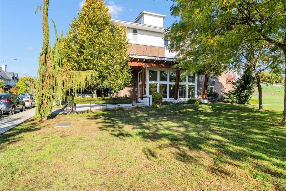 245 Brookes Street #302