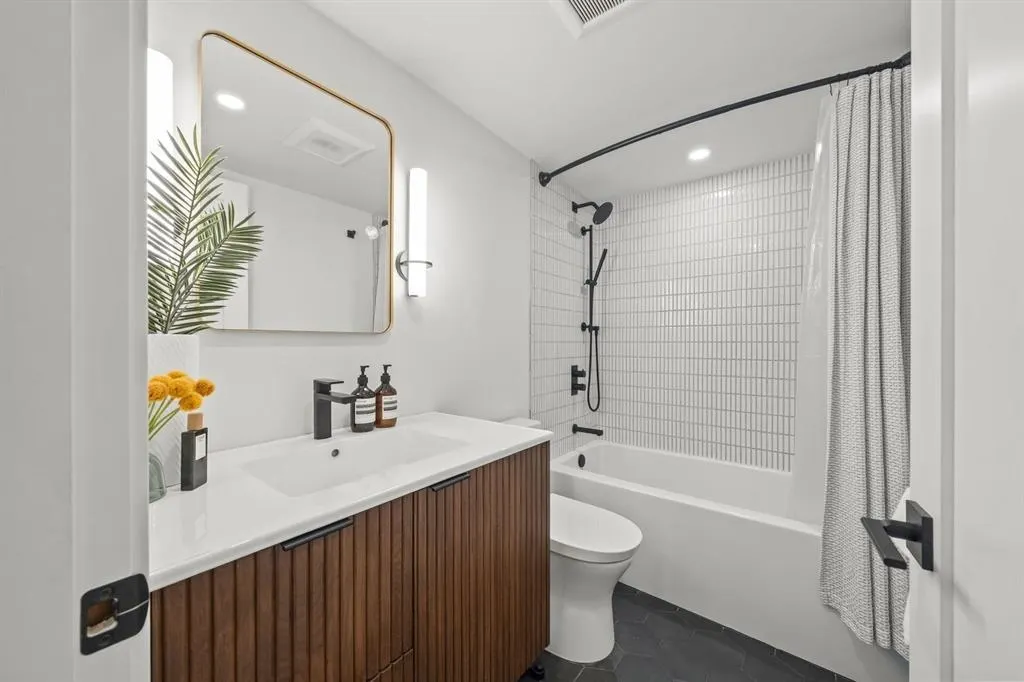 327 W 2nd Street #206