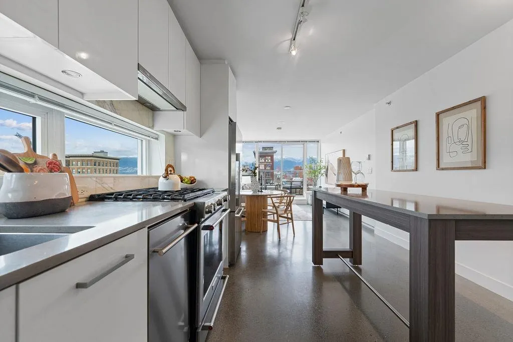 231 E Pender Street #807