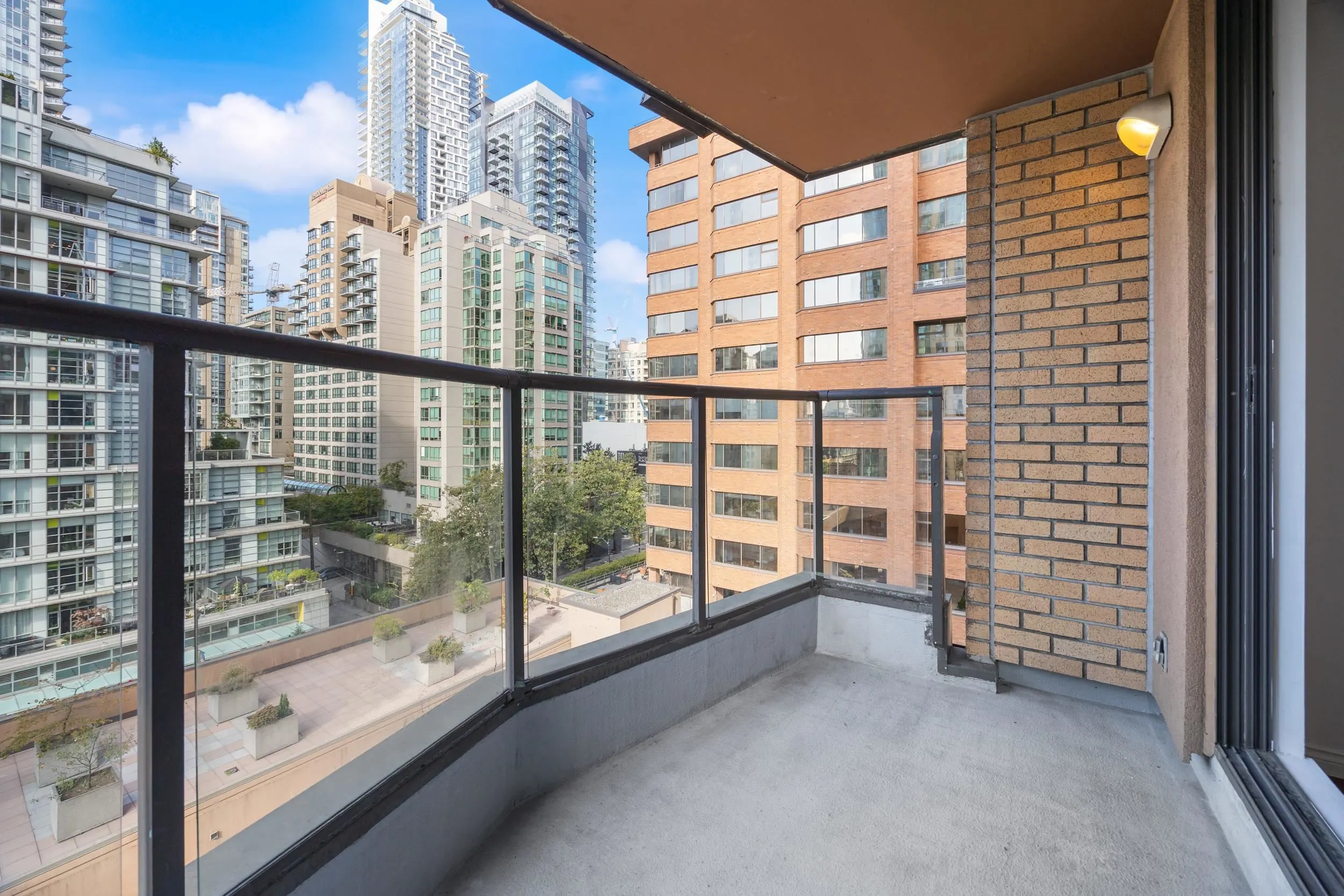 1189 Howe Street #907