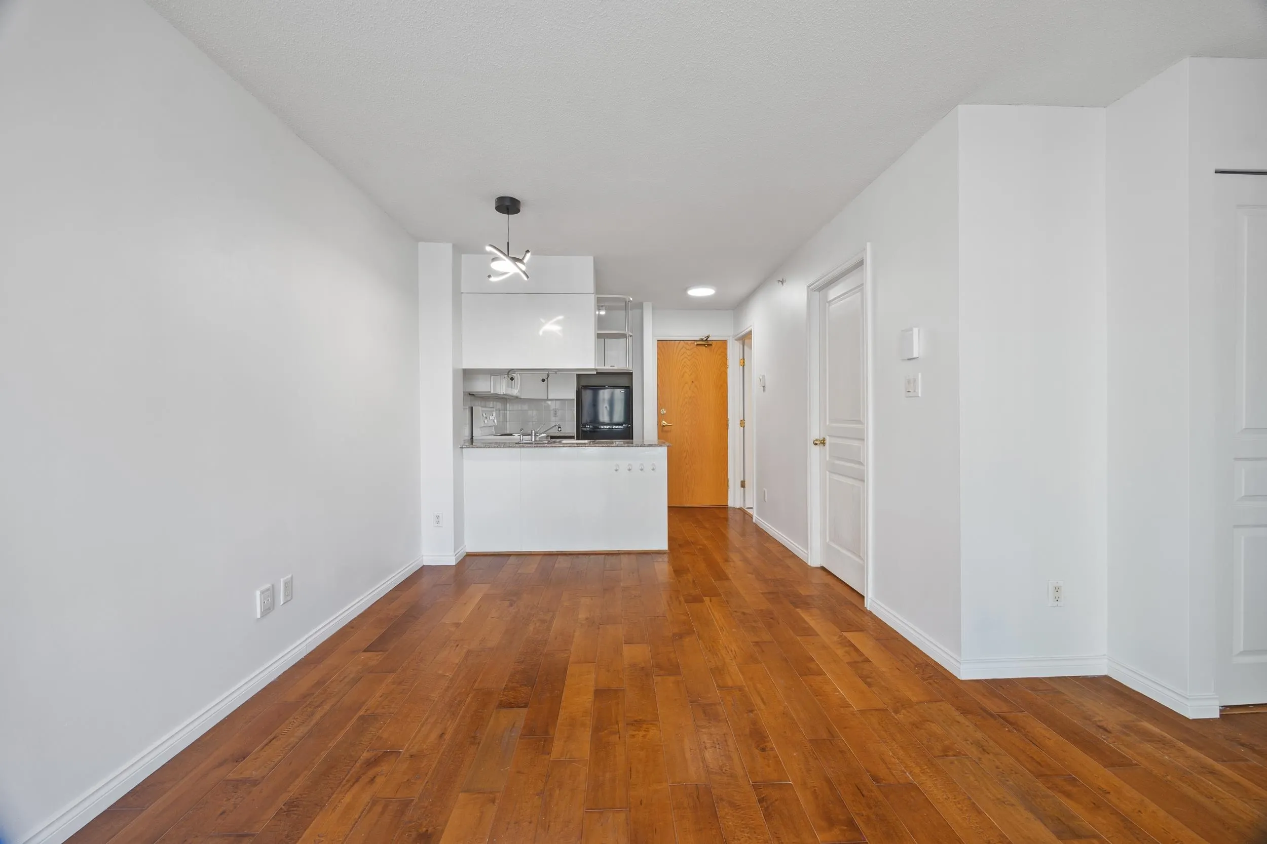1189 Howe Street #907
