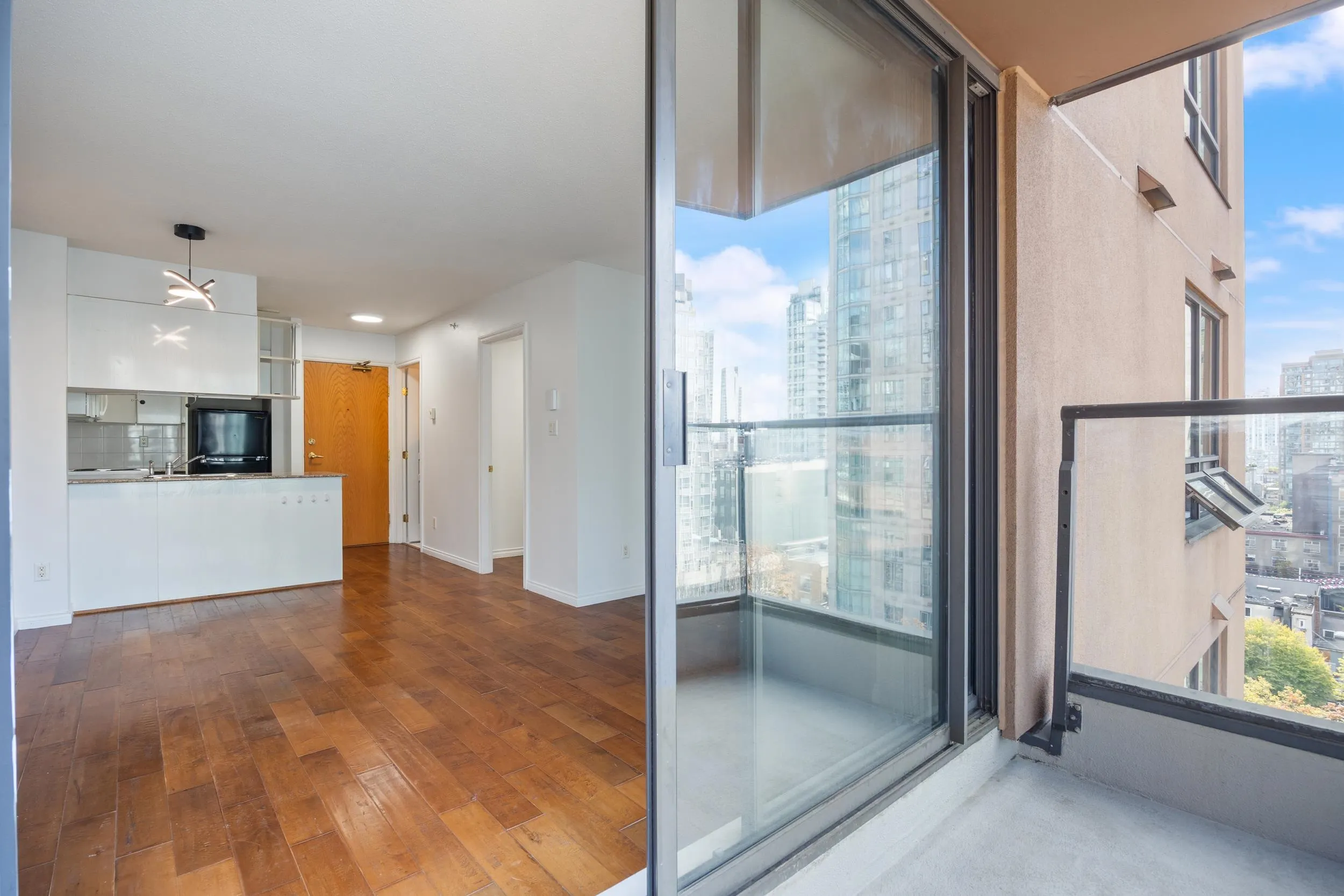 1189 Howe Street #907