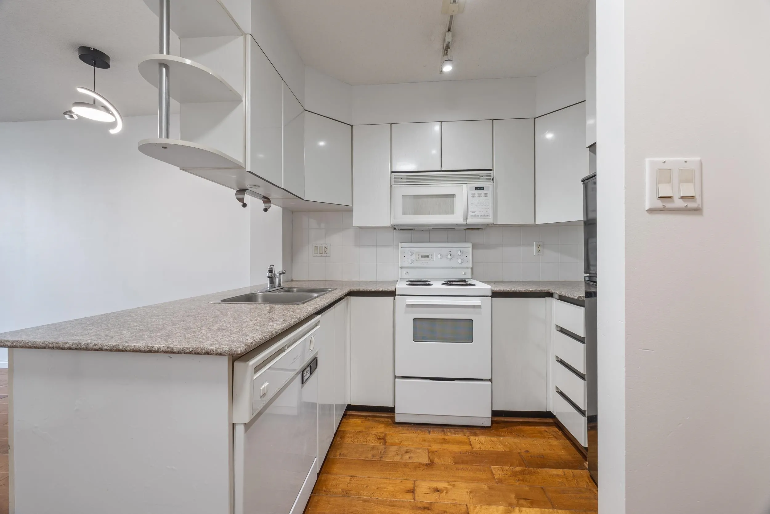 1189 Howe Street #907