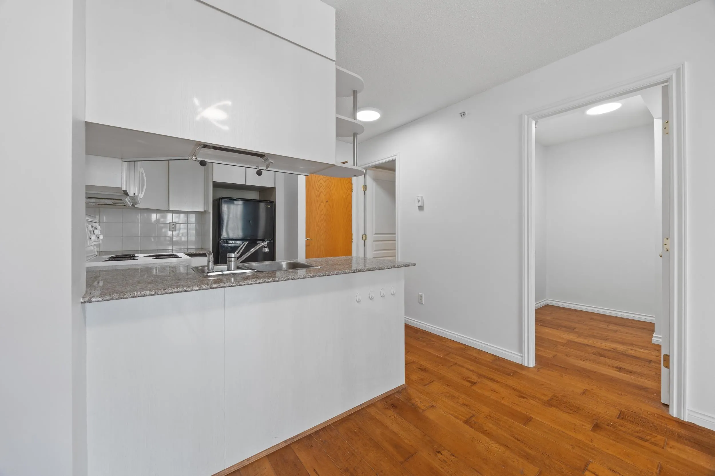 1189 Howe Street #907