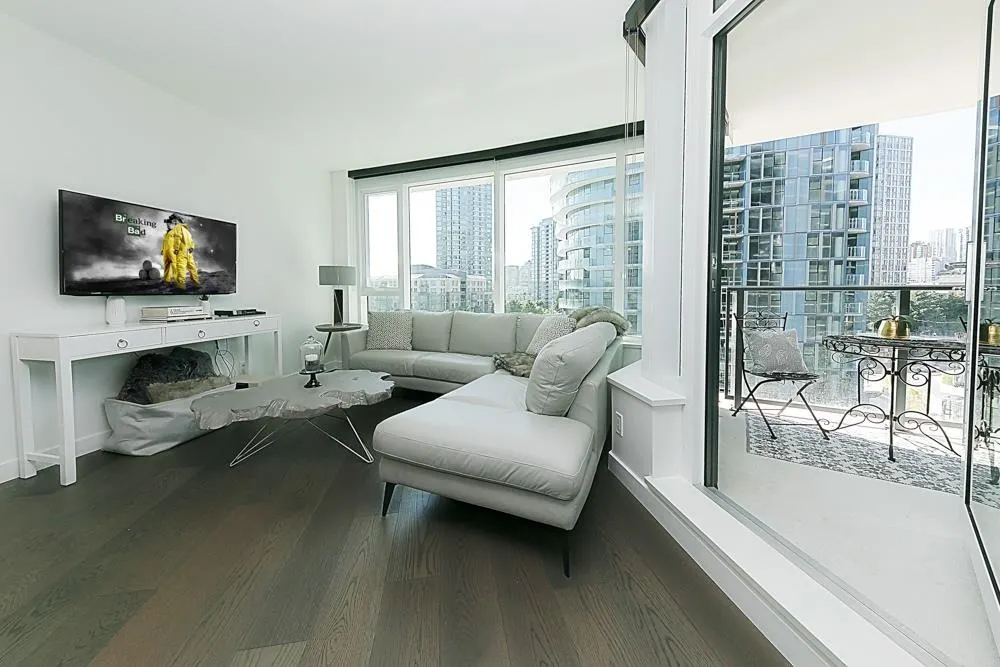 68 Smithe Street #810