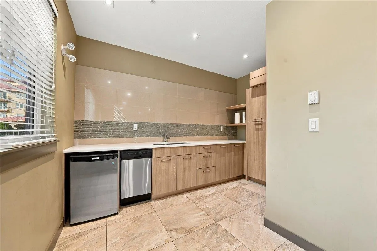 2214 Kelly Avenue #205