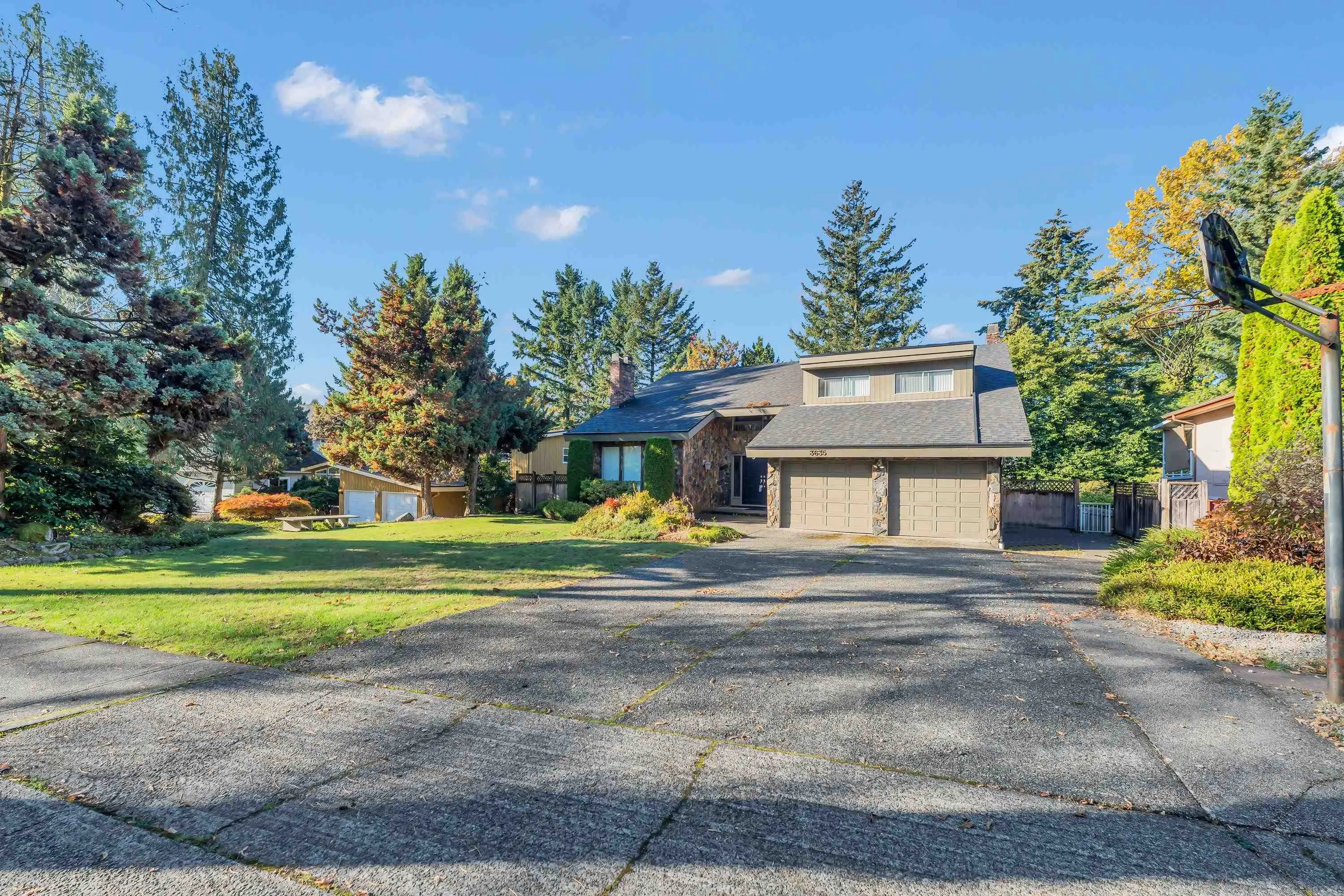 3635 Lynndale Crescent