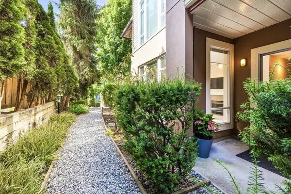 678 W Queens Road #206