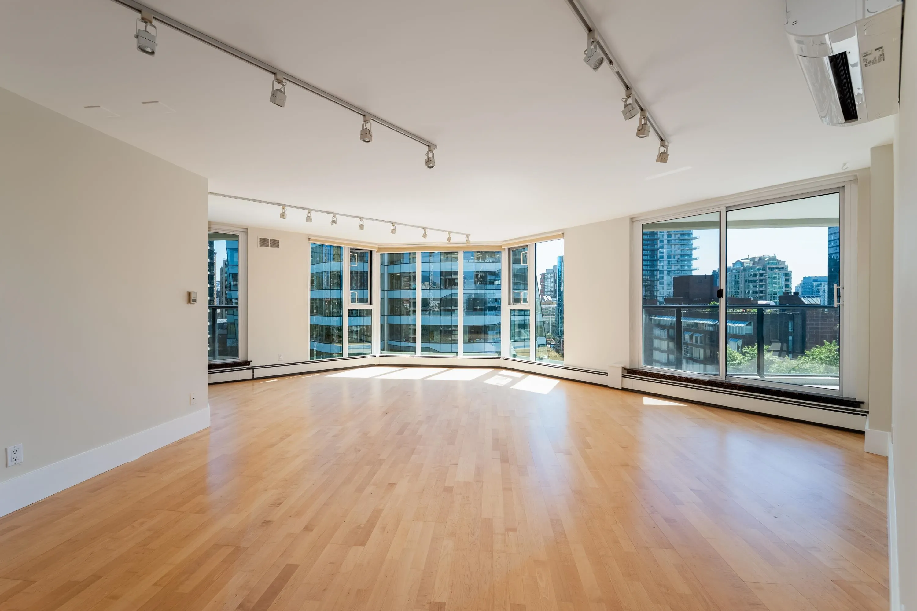 1010 Burnaby Street #905