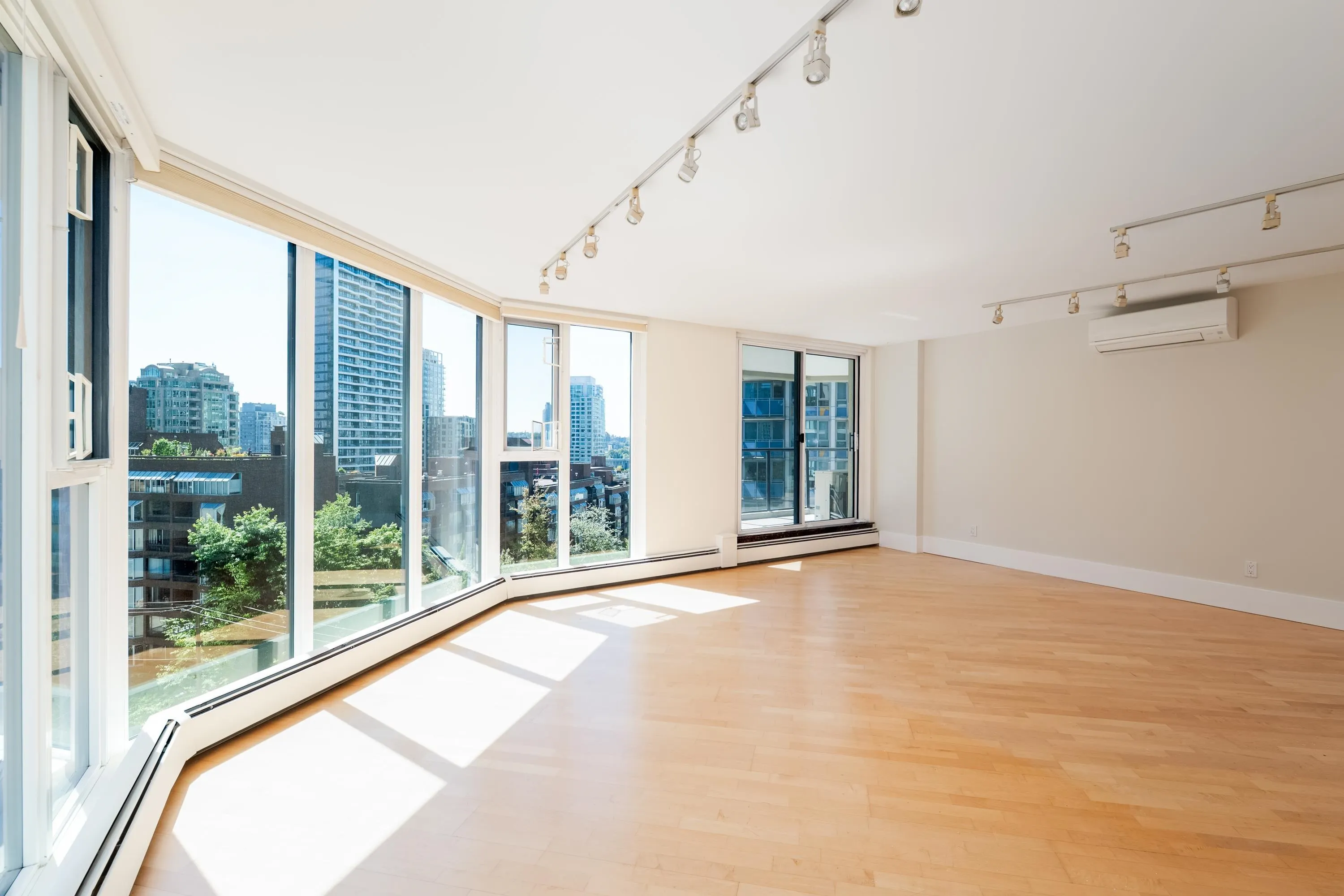 1010 Burnaby Street #905