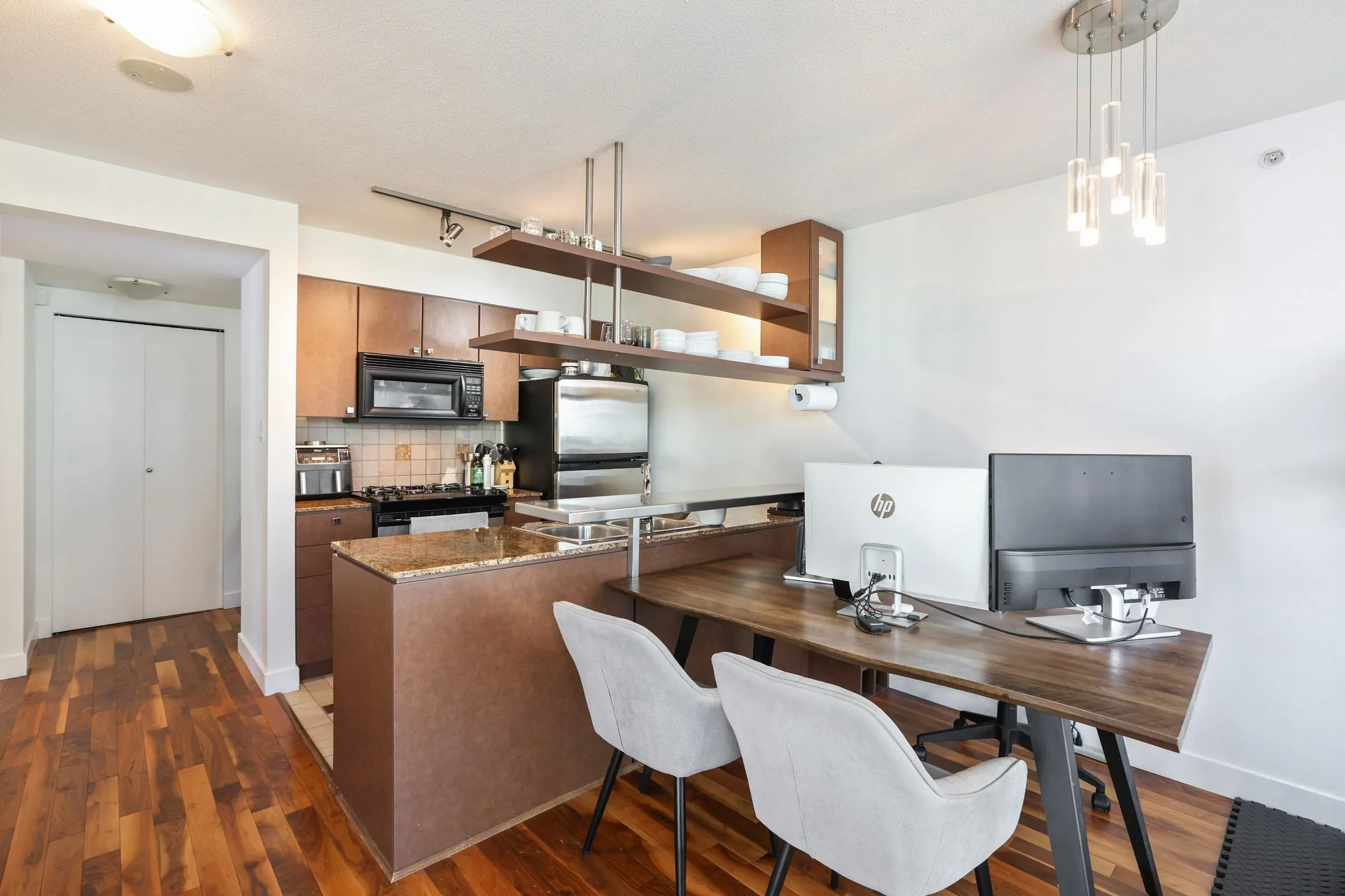 1438 Richards Street #1906