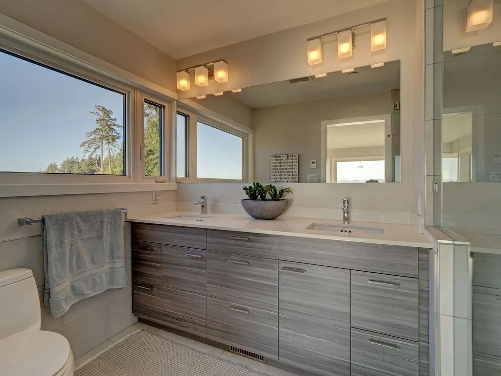 8327 Redrooffs Road