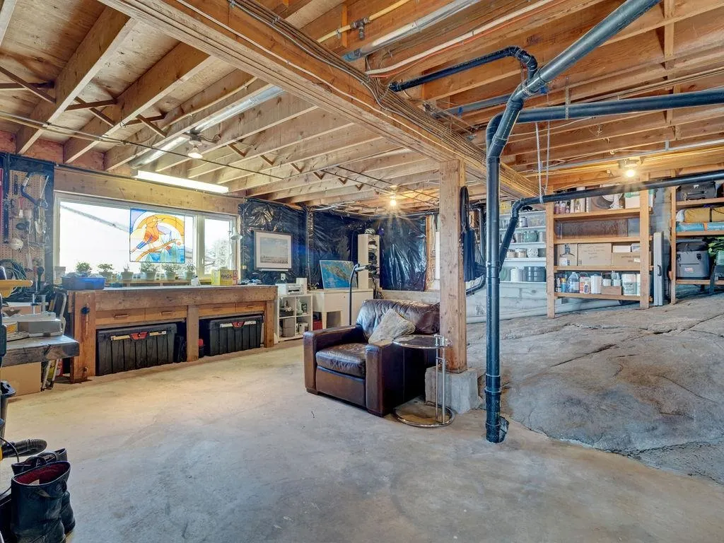 8327 Redrooffs Road