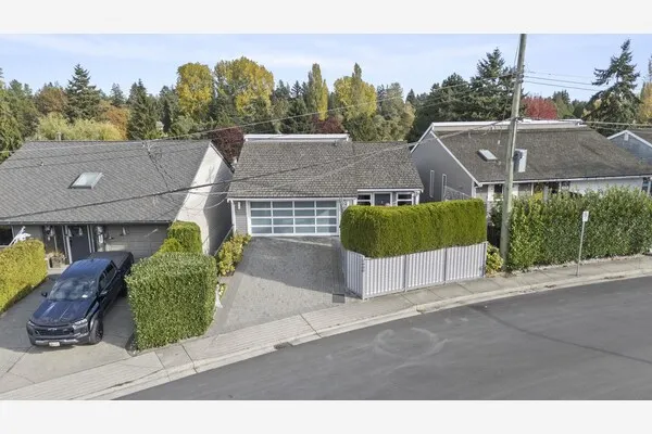 1430 View Crescent