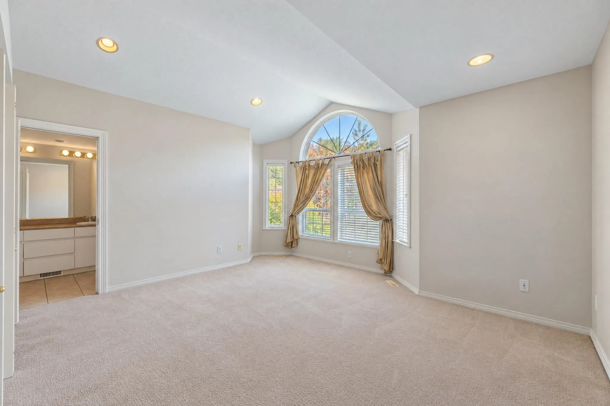 2570 Diamond Crescent