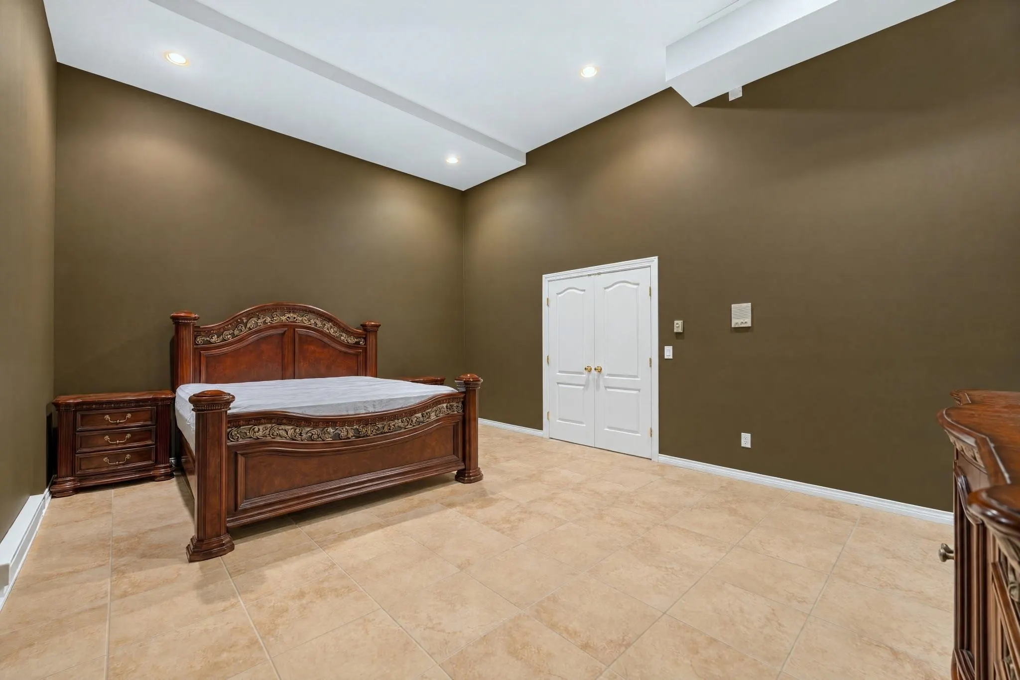 2570 Diamond Crescent
