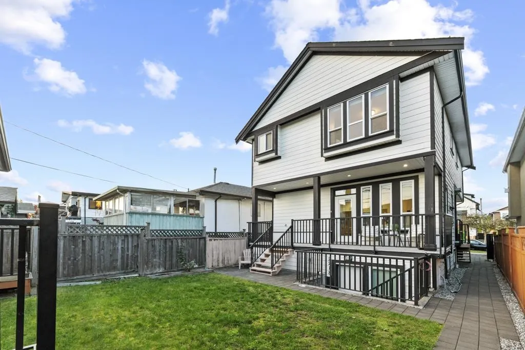 2216 Mannering Avenue