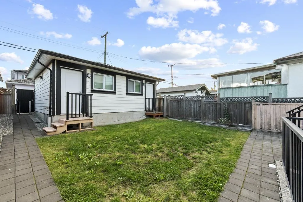2216 Mannering Avenue