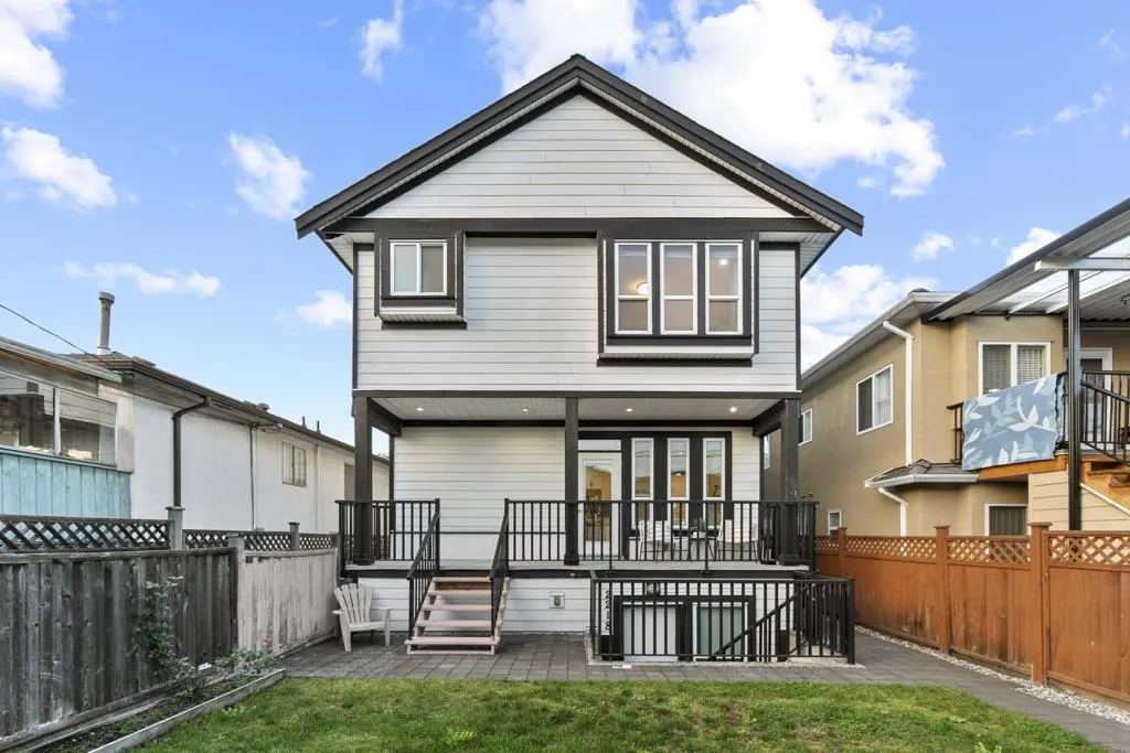 2216 Mannering Avenue