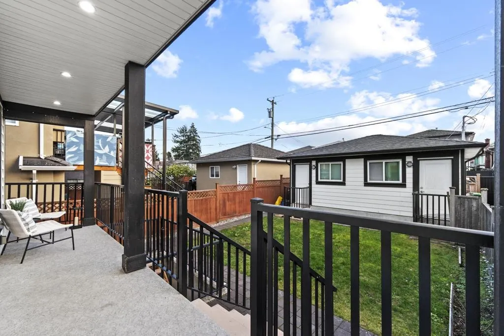 2216 Mannering Avenue
