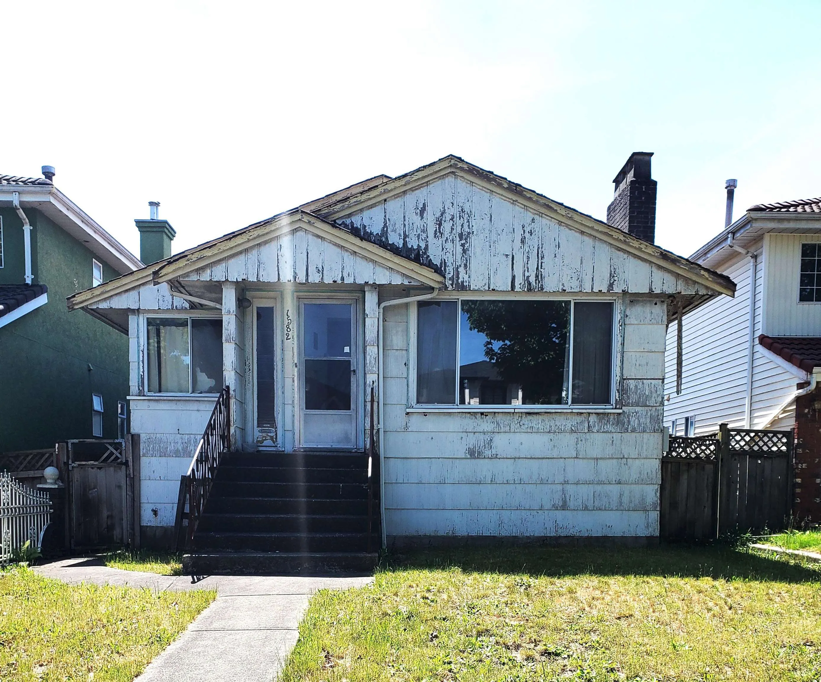 1582 E 49th Avenue