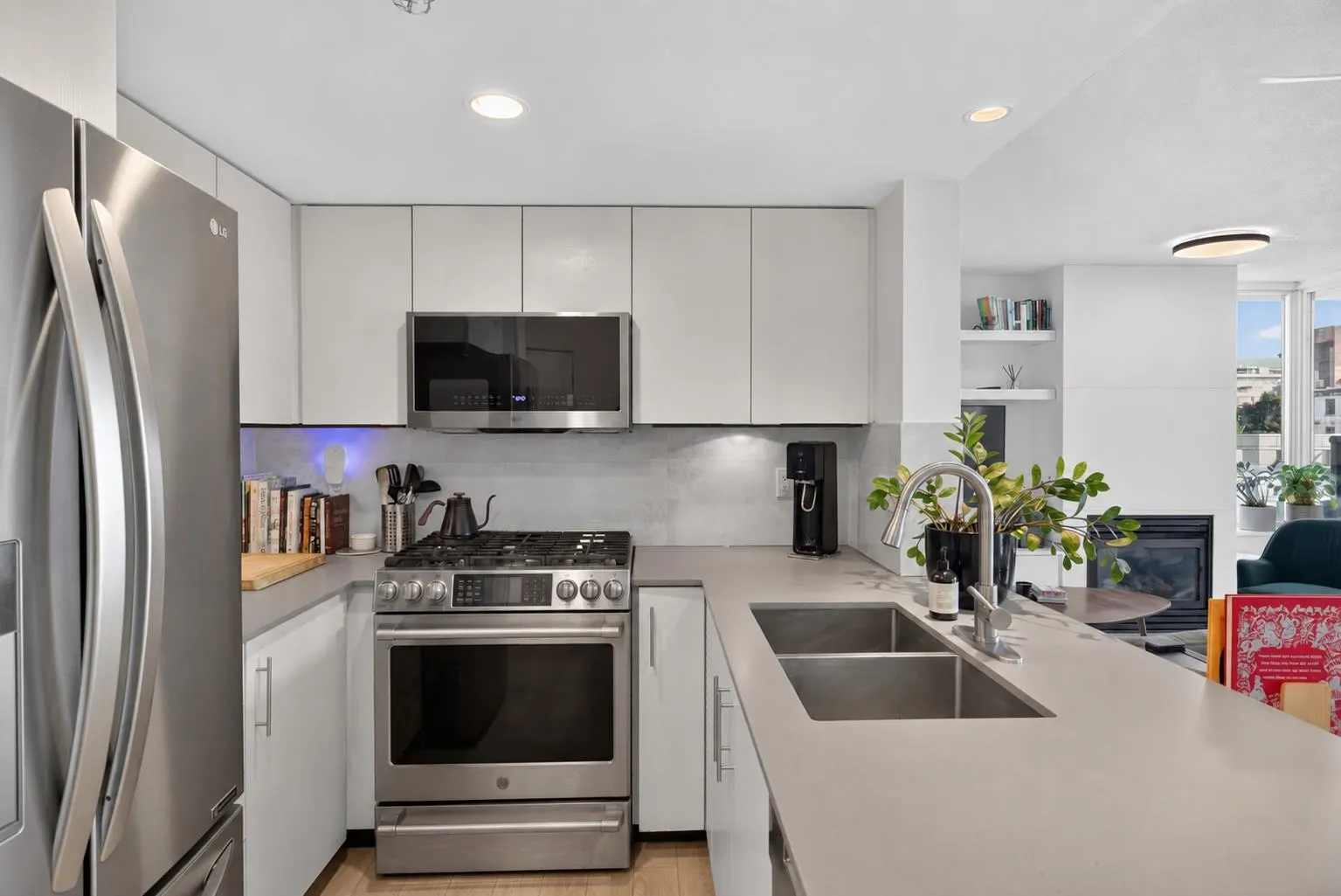 120 Milross Avenue #502