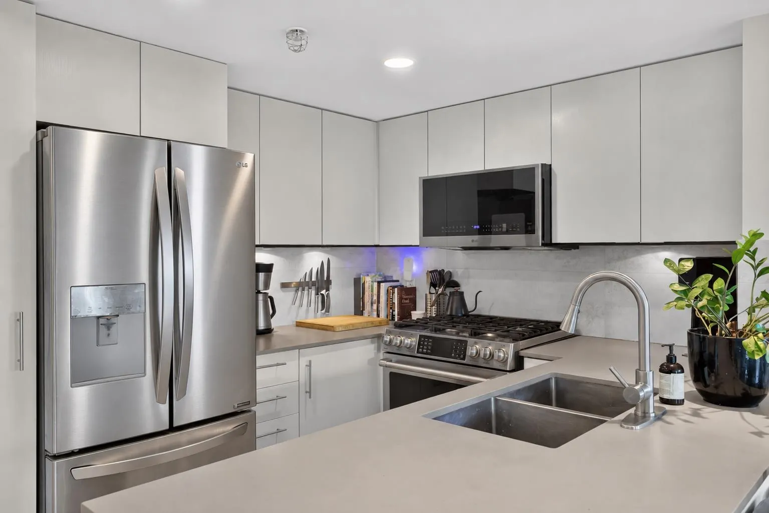 120 Milross Avenue #502