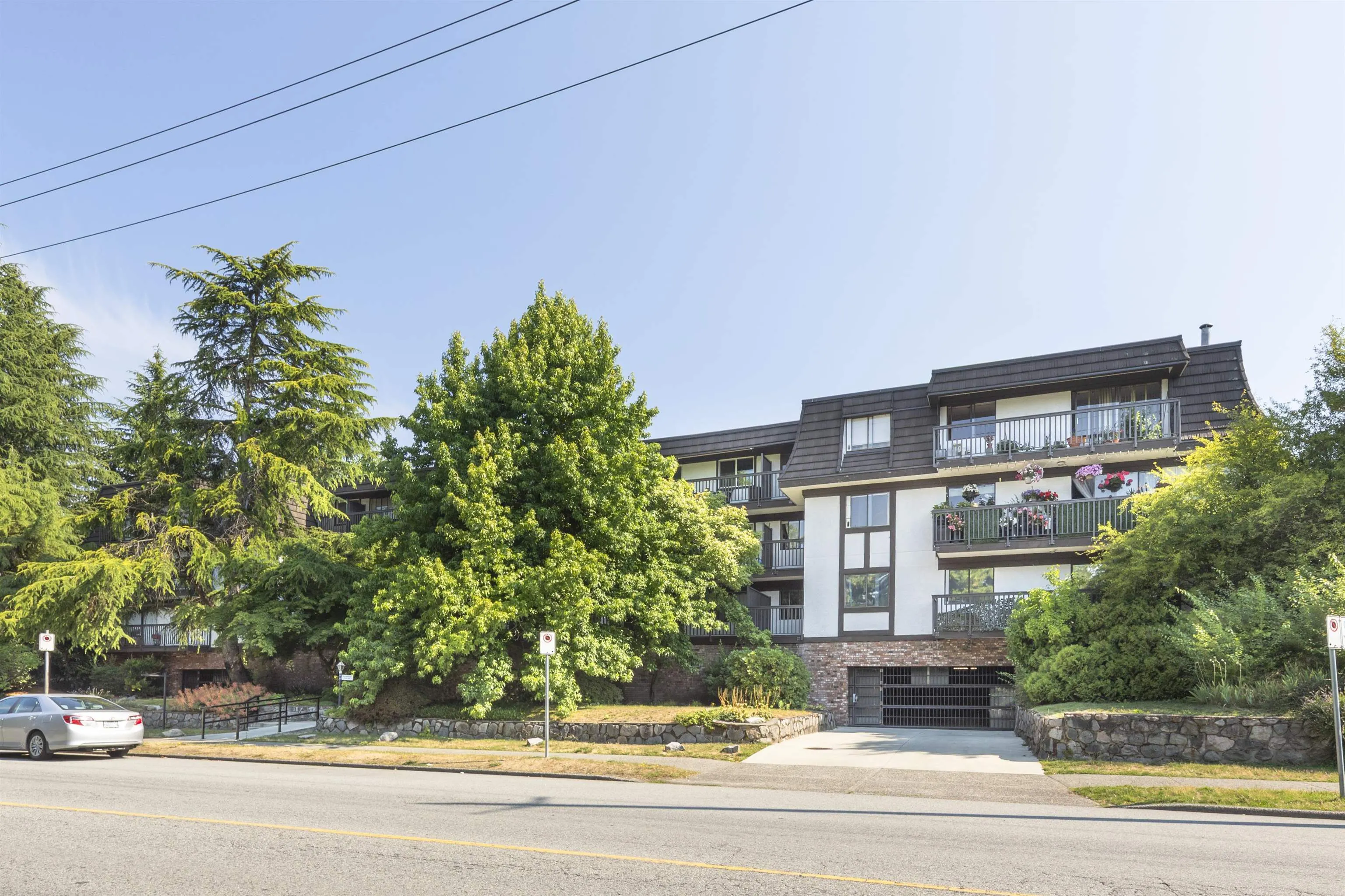 270 W 3rd Street #203