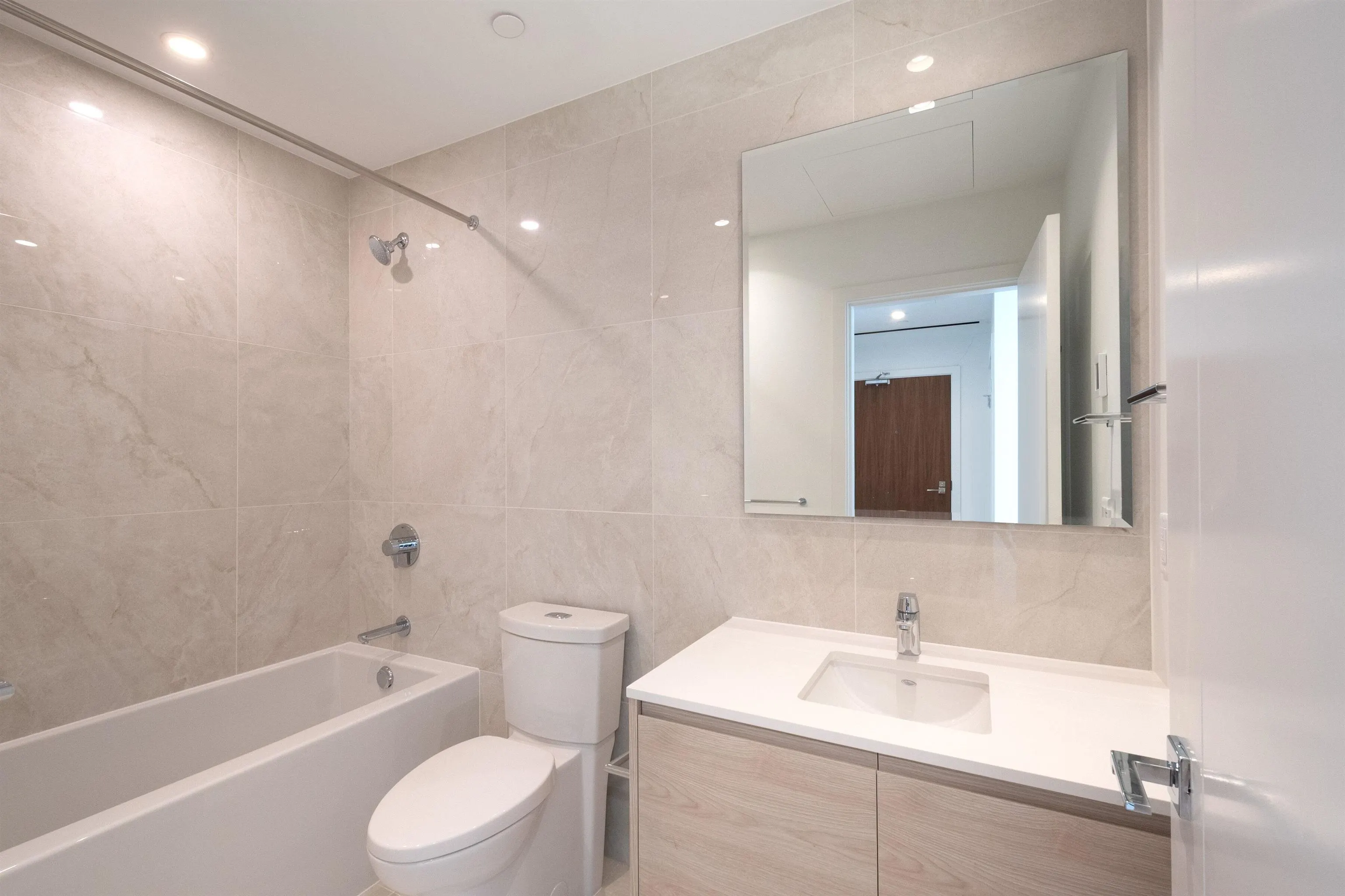 680 Quayside Drive #4004