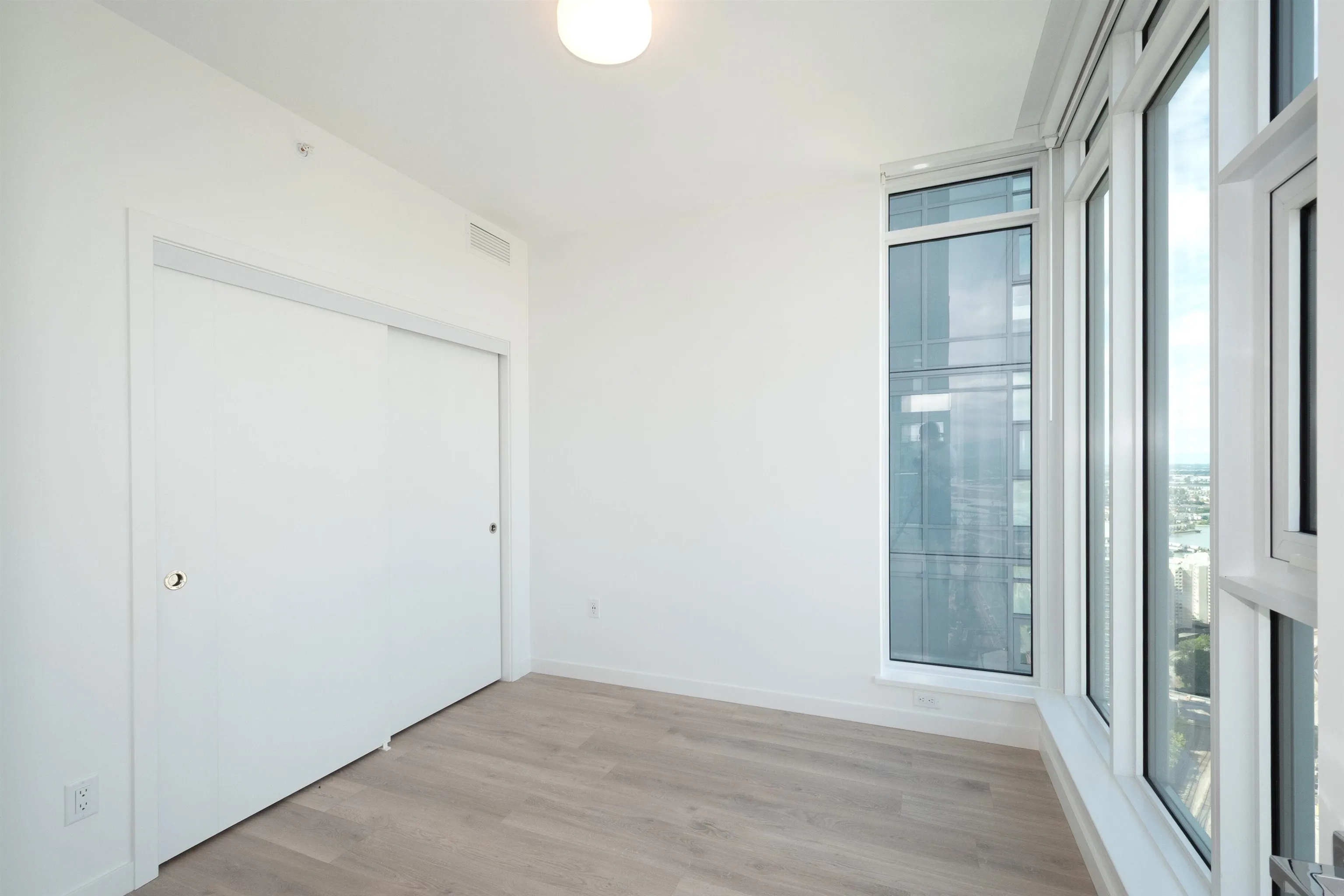 680 Quayside Drive #4004