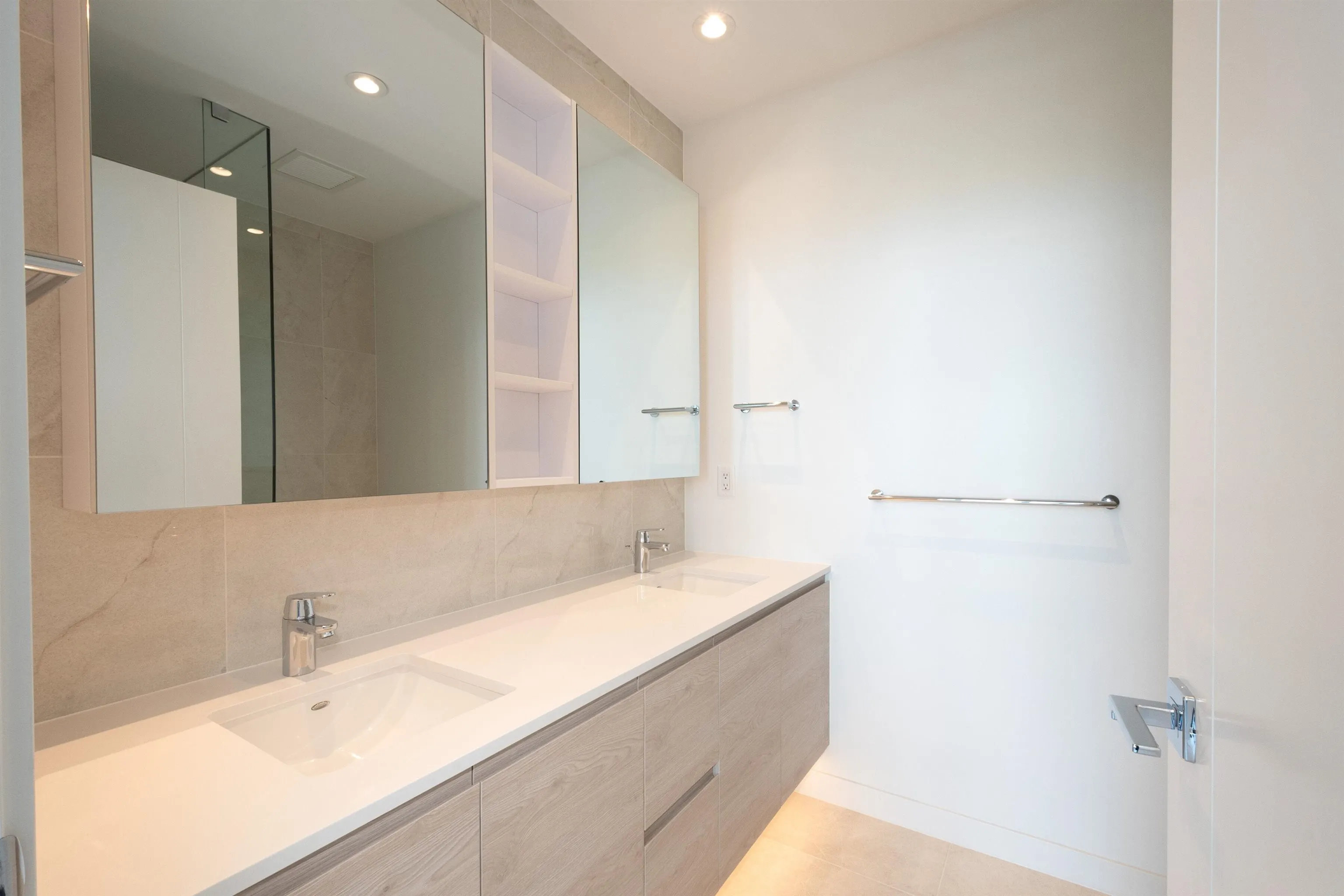 680 Quayside Drive #4004