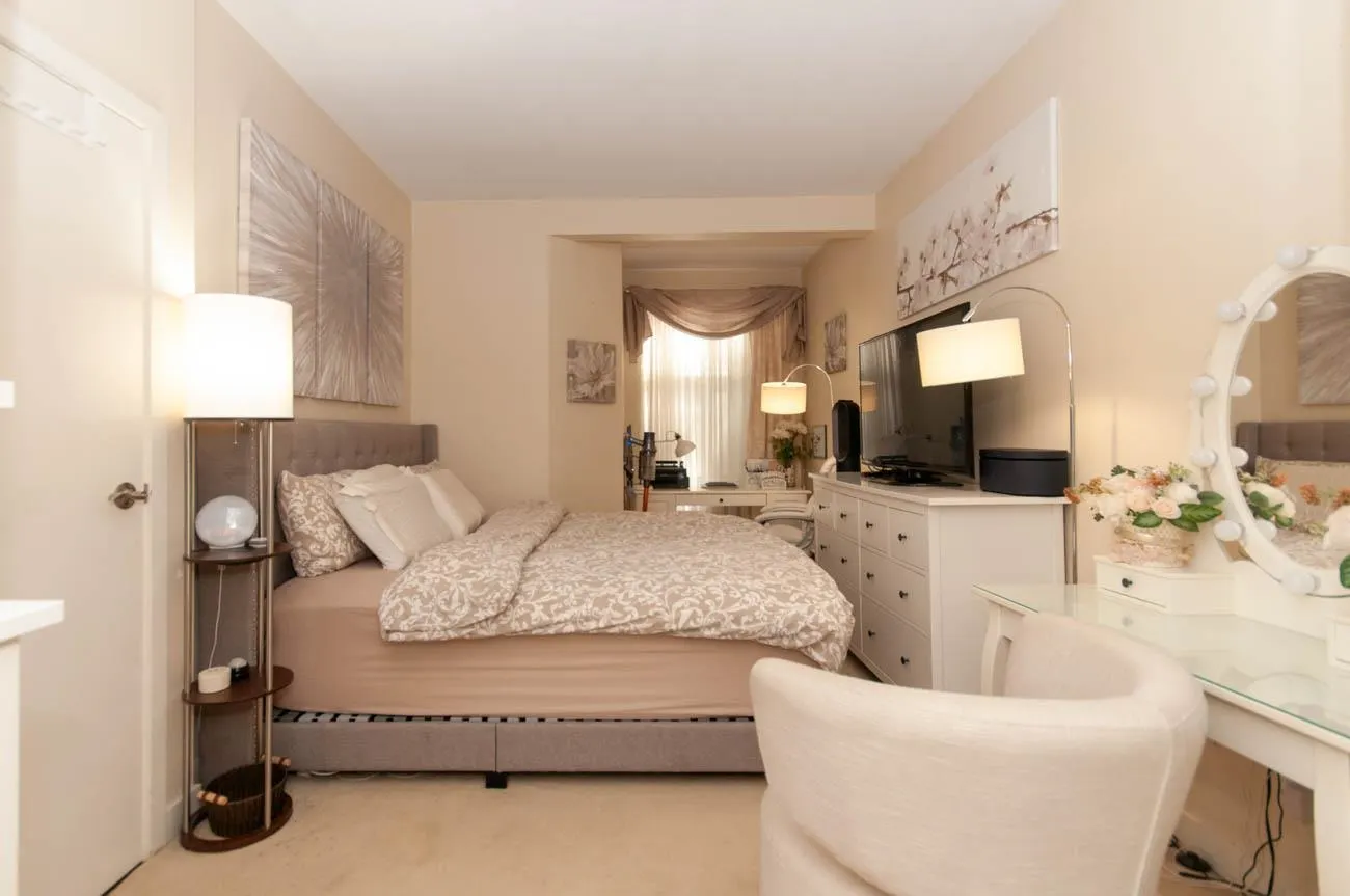 1633 Mackay #102