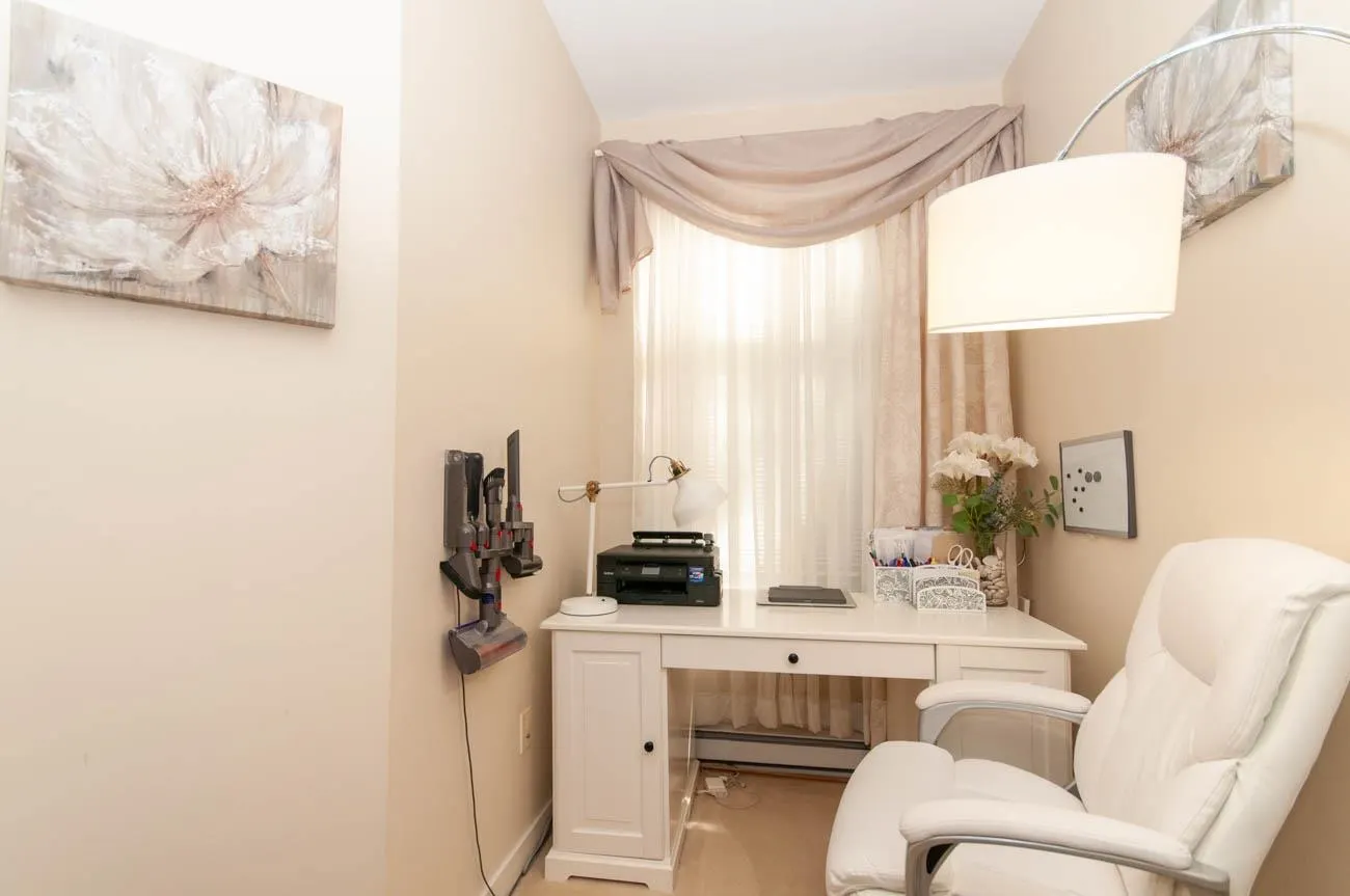 1633 Mackay #102