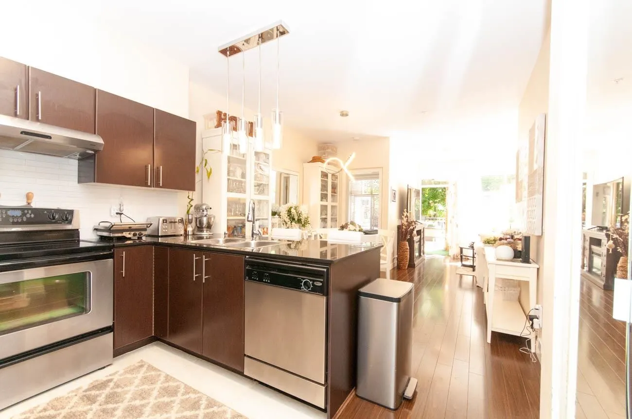 1633 Mackay #102