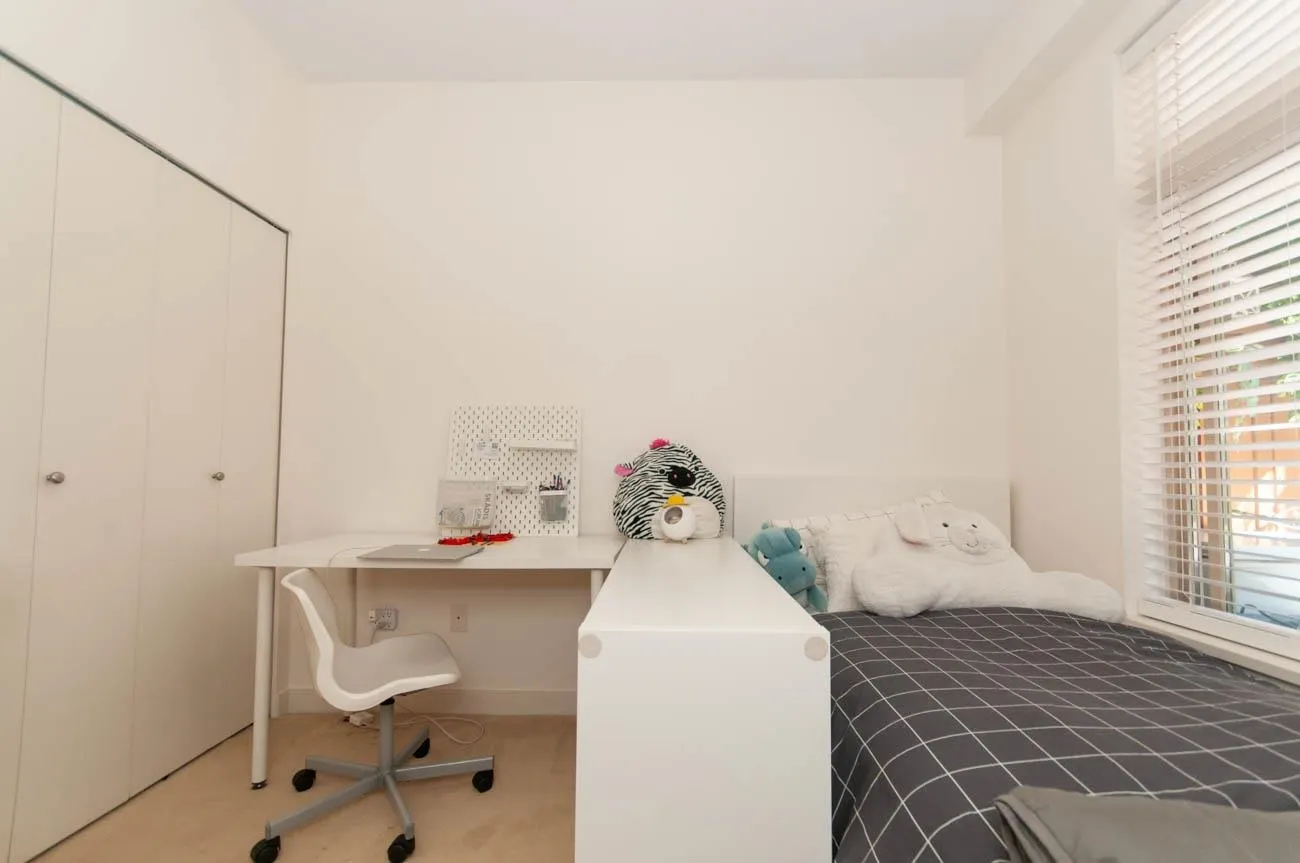 1633 Mackay #102