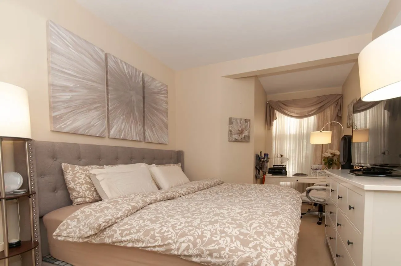 1633 Mackay #102