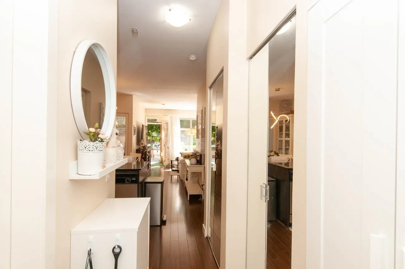1633 Mackay #102