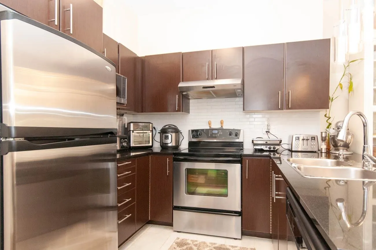 1633 Mackay #102