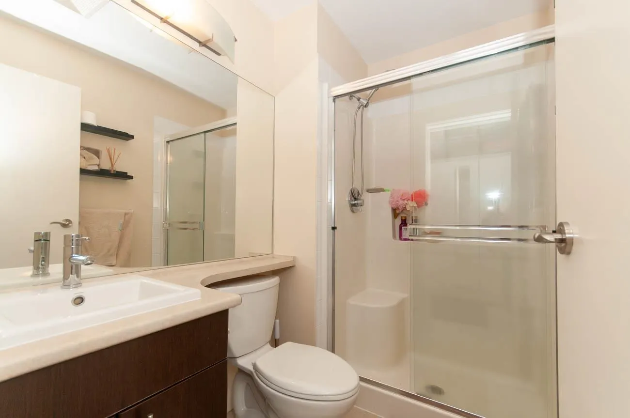 1633 Mackay #102