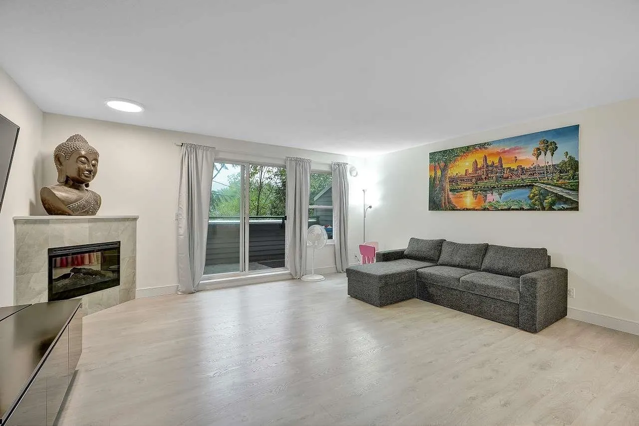 144 Shoreline Circle