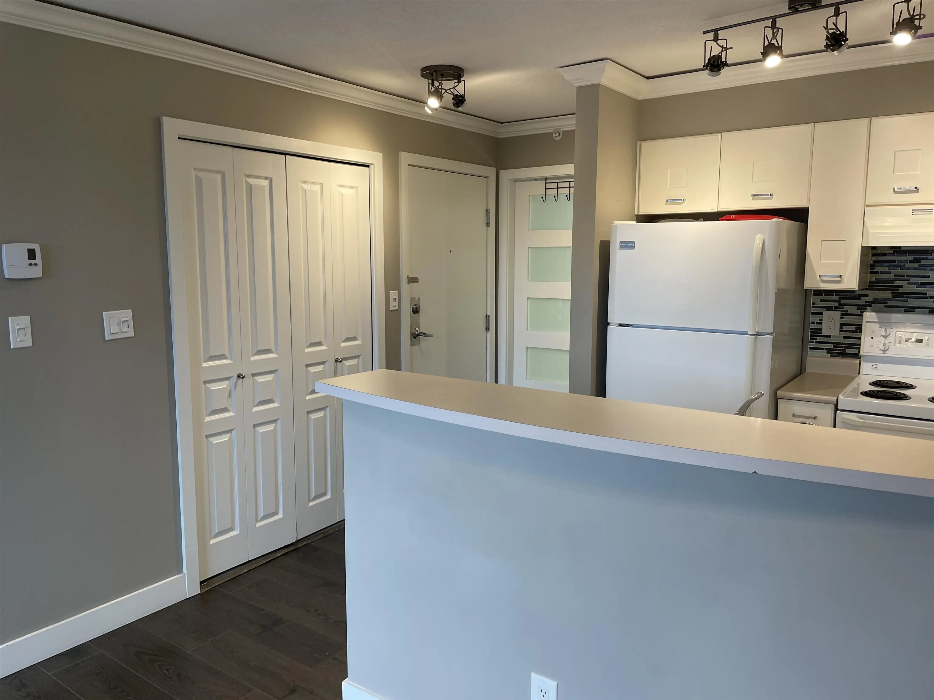 3438 Vanness Avenue #909