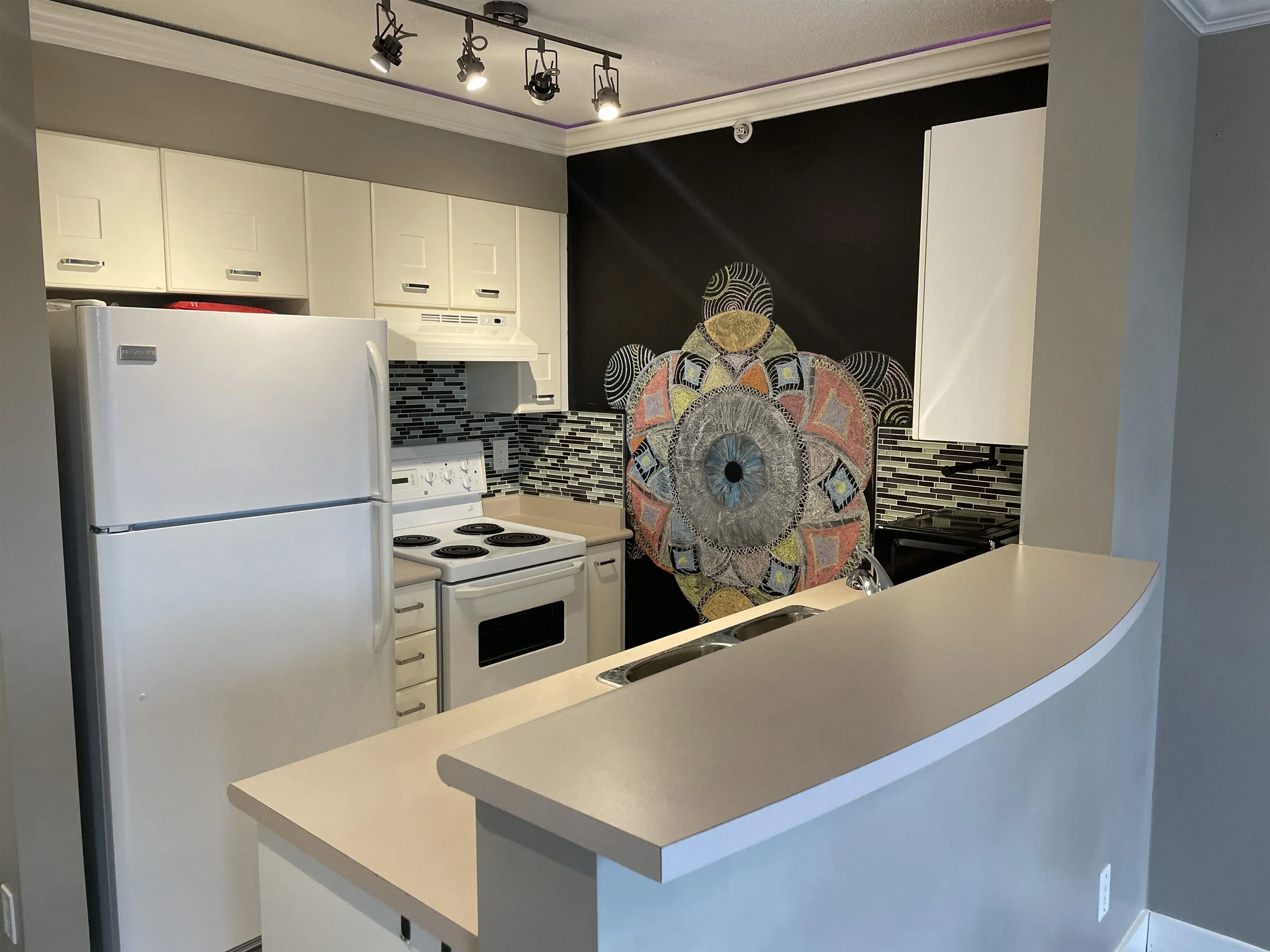 3438 Vanness Avenue #909
