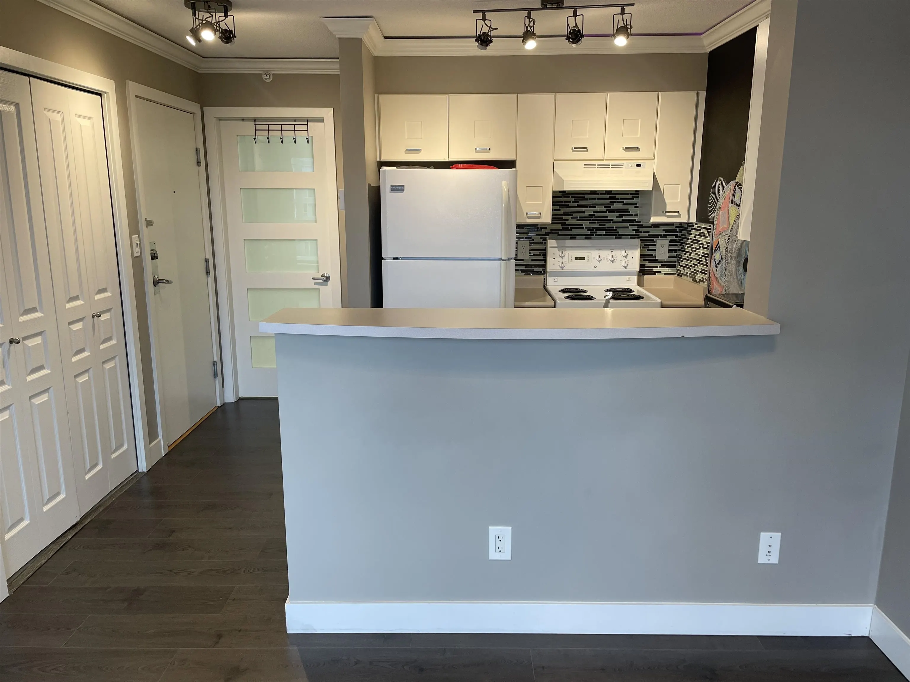 3438 Vanness Avenue #909
