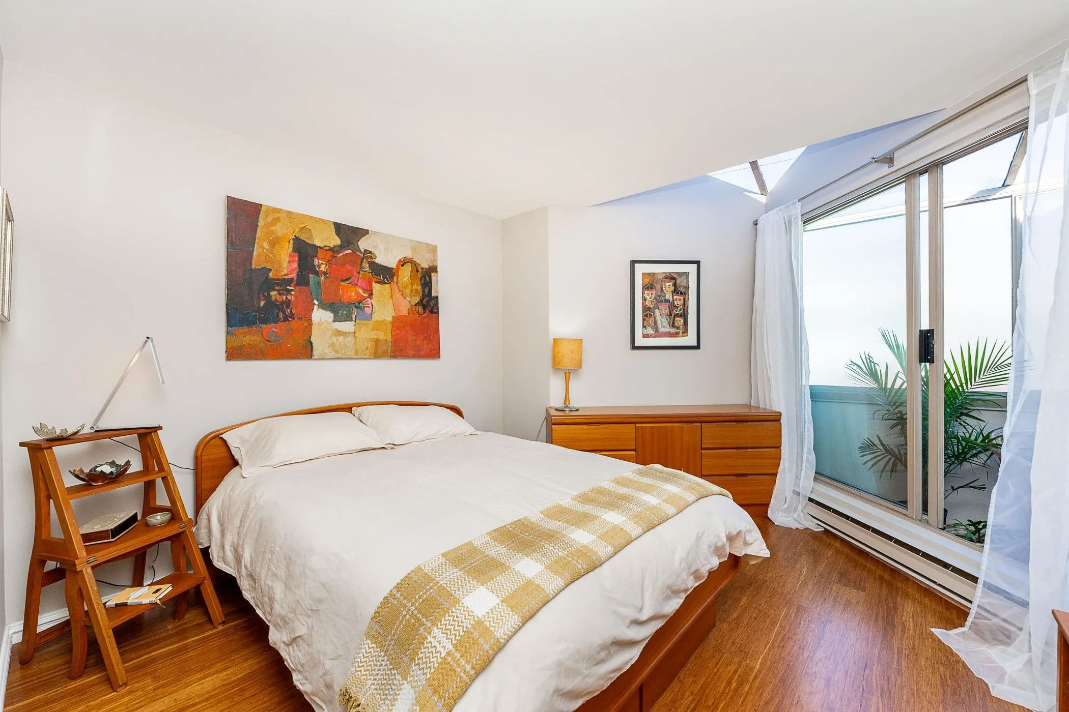 2433 Bellevue Avenue #201