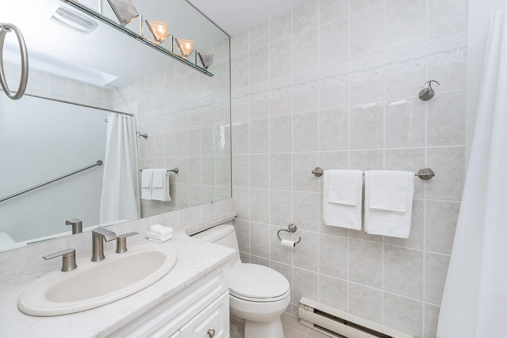 2433 Bellevue Avenue #201