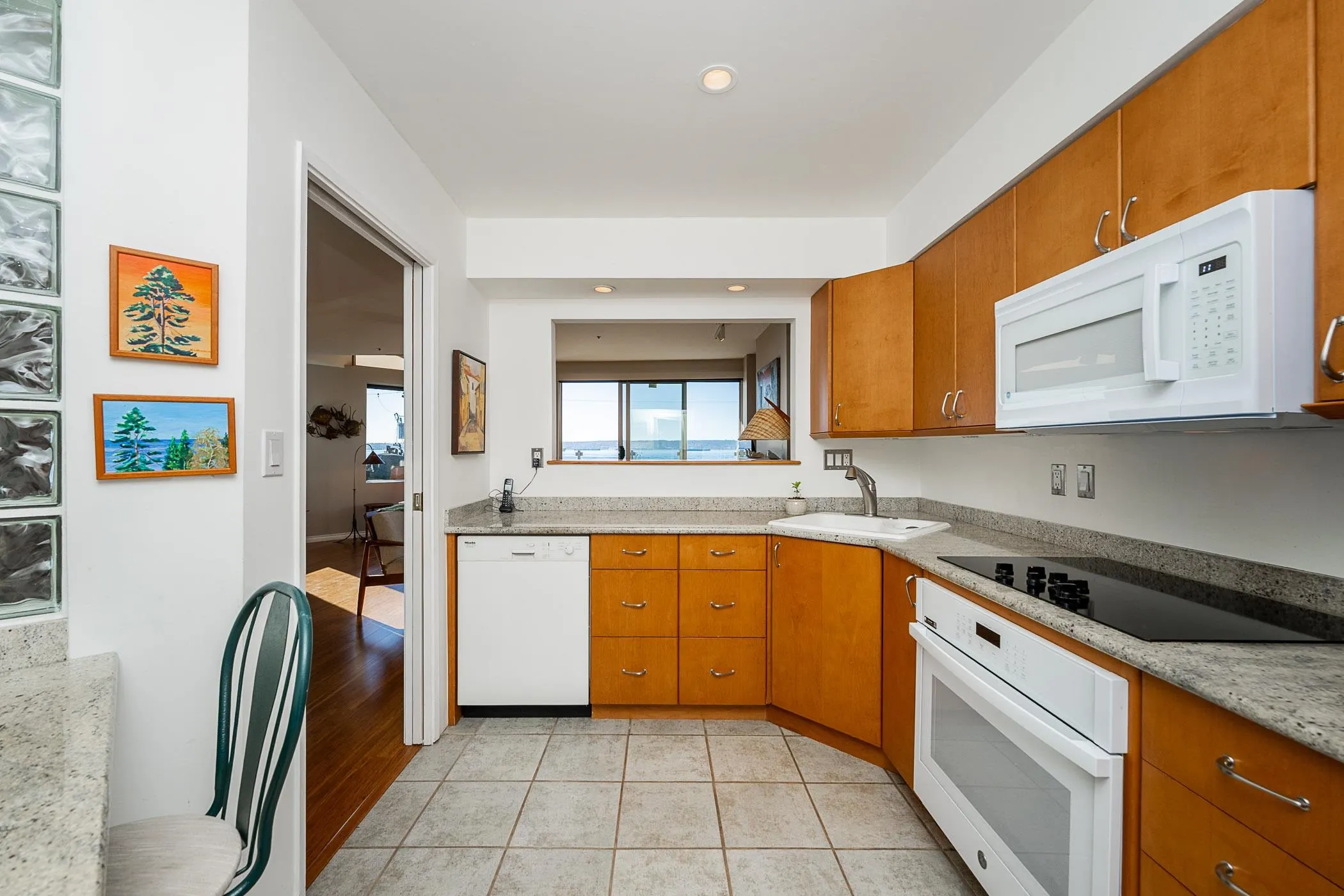 2433 Bellevue Avenue #201