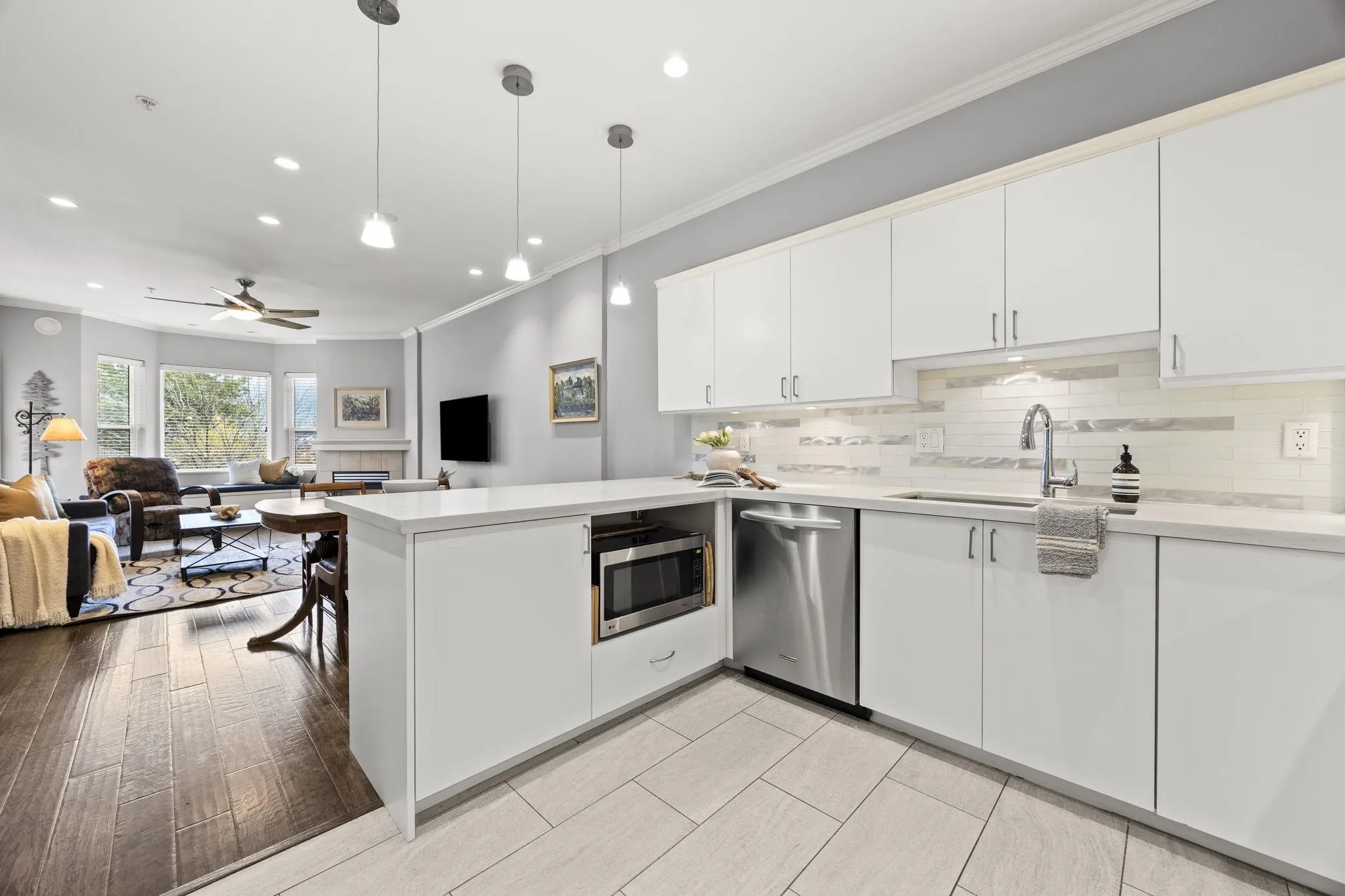 121 Shoreline Circle #103
