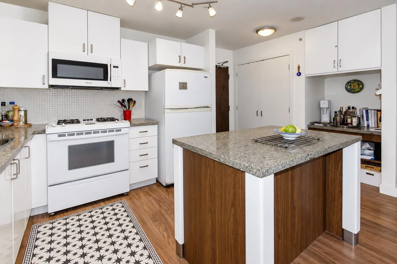 175 W 1st Street #701