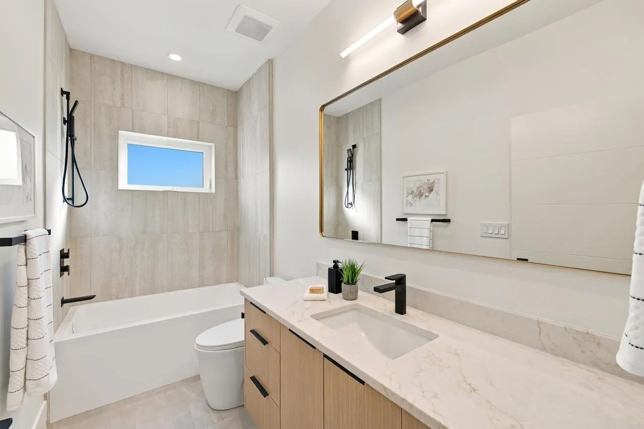 841 E 39th Avenue #2