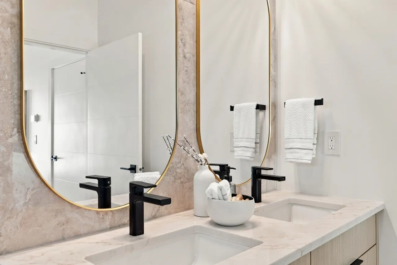 841 E 39th Avenue #2
